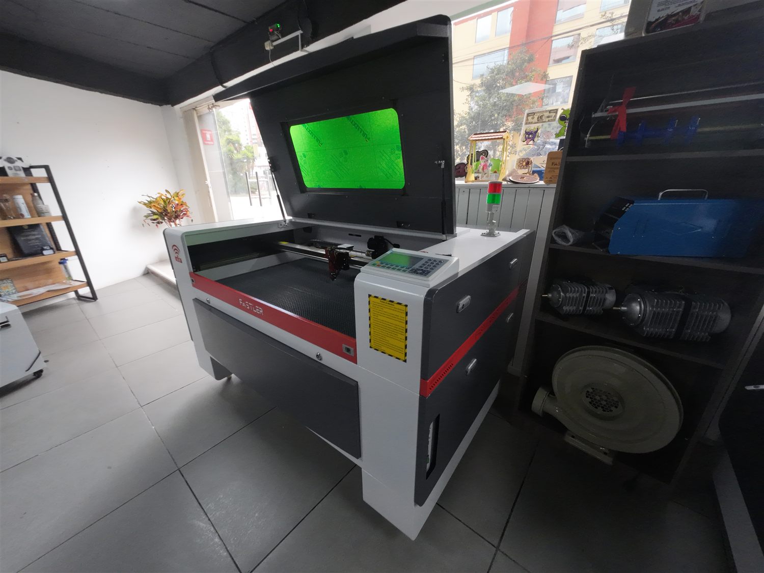 Showroom de Publicorte en Quito con máquina láser Fastler
